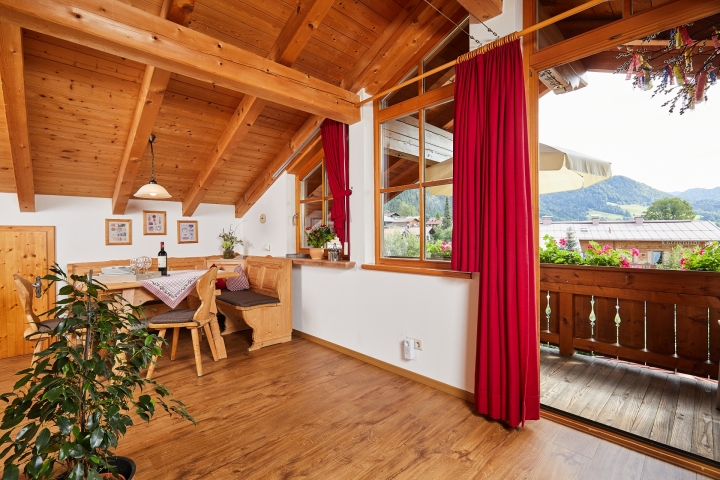 Ferienwohnung Kaiserfeld | Blick zum Balkon und zur Essecke