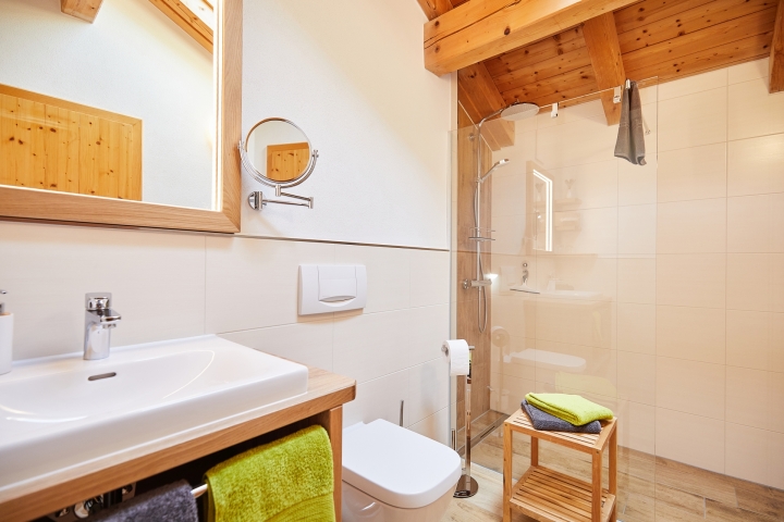 .... mit Fußbodenheizung, barrierefreier Dusche,