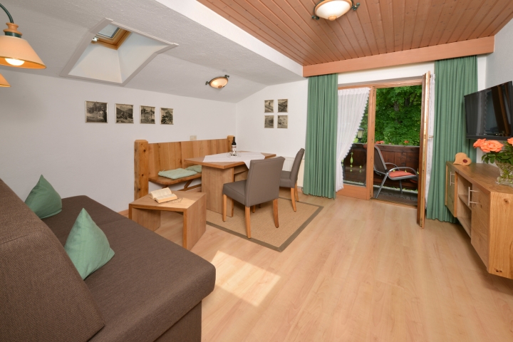 Gästehaus Kaindl Ferienwohnungen | FamilienWohnung Kurpark - Wohnzimmer mit viel Platz zum spielen