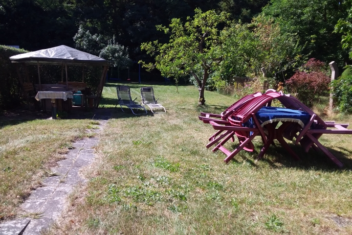 Garten mit Sitzgelegenheiten, Wippe und Schaukeln