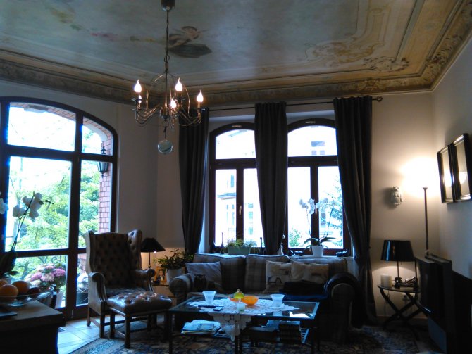 Ferienwohnungen in Villa Fiedler | Wohnraum mit Blick auf den Balkon