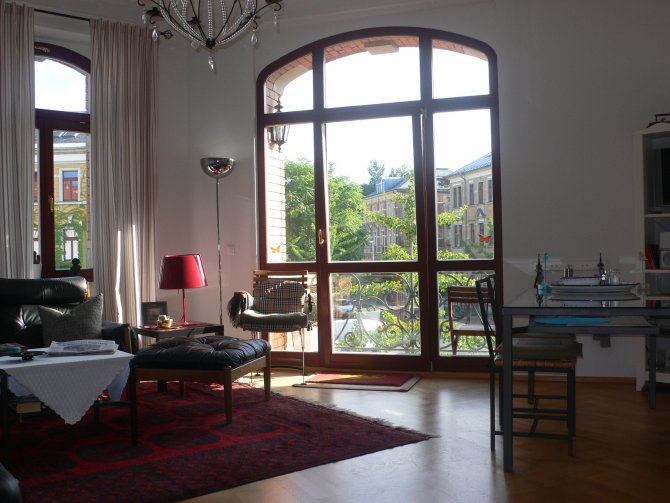 Ferienwohnungen in Villa Fiedler | Essplatz im Wohnzimmer mit Balkonaussicht Louisenstrasse