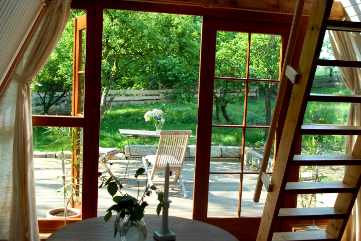 Wohnraum mit Blick auf die Terrasse