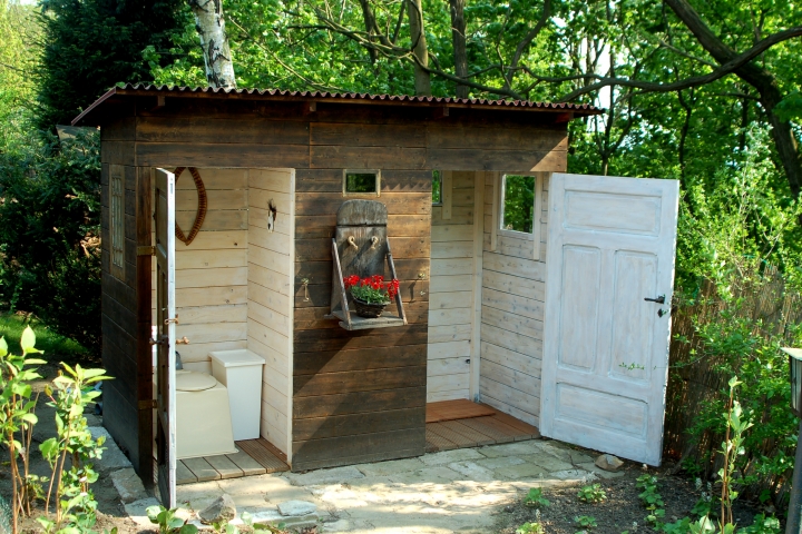 Öko-Wc und Dusche im Holzhäuschen
