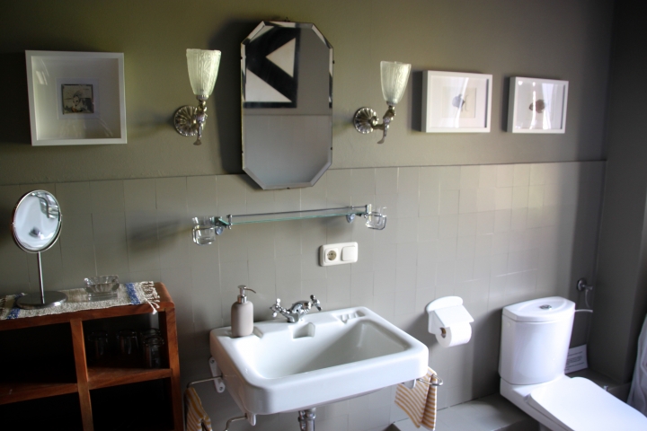 Badezimmer mit Duschkabine und historischer Badewanne