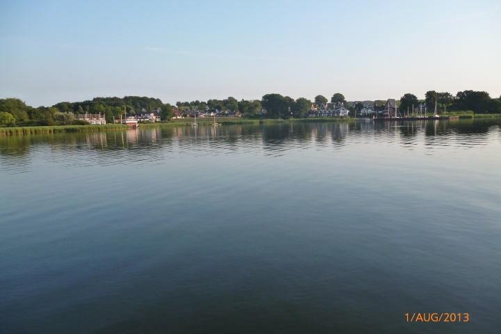 Blick von der Schlei auf das idyllische Stexwig mit den 2 Häfen