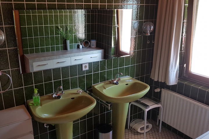 Bad im Charme der 70er, mit 2 Waschbecken.
