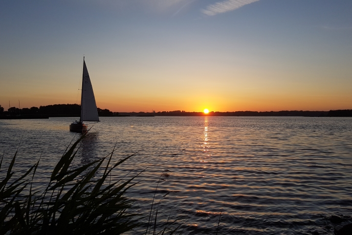 Ein Sonnenuntergang vom Stexwiger Hafen aus gesehen
