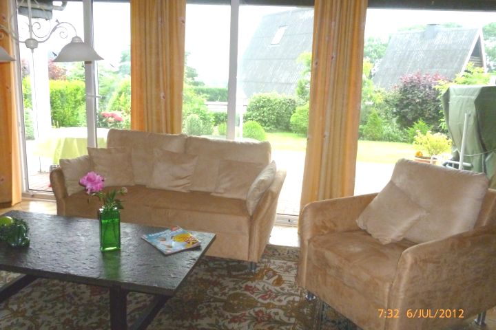 Kaminzimmer mit TV und Bar, Ausgang zur Terrasse und Garten