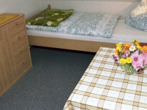 Ein Einzelzimmer mit einem 2m Bett