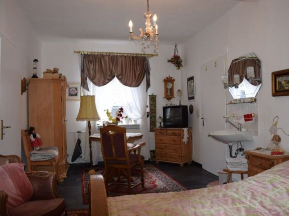 Ferienwohnung ,Zimmer 2. mit je eigener Toilette , Miniküche ,TV. Die Zimmer sind auch getrennt vermietbar.