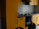 Neue Küche mit 4 Plattenherd, Backofen, Sitzecke, Hochstuhl.
