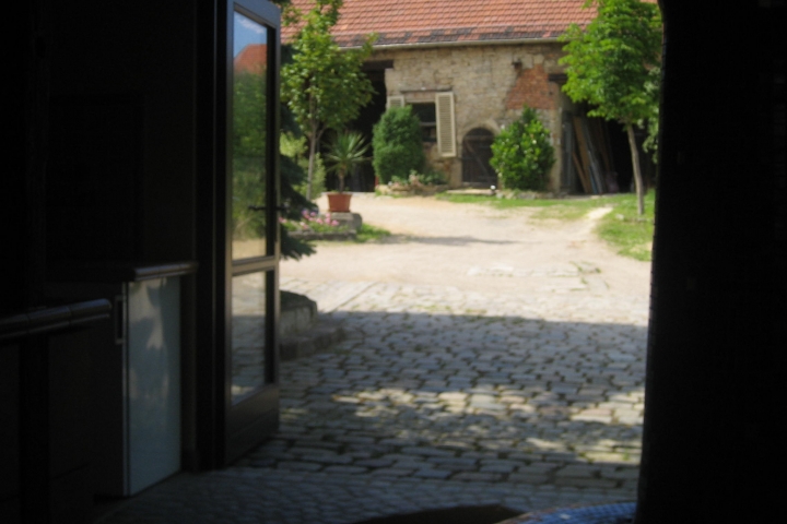 Ihr Blick aus der Ferienwohnung in den Innenhof