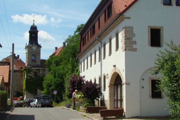 Fewo Ahornhof Altnickern | Rechter Hand das Ferienhaus mit Zufahrt auf den Hof