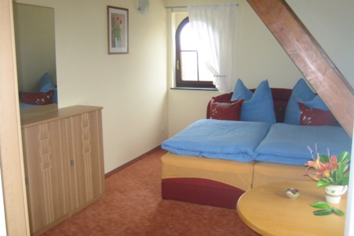 Schlafzimmer im 2. Obergeschoss mit Kindergitterbett