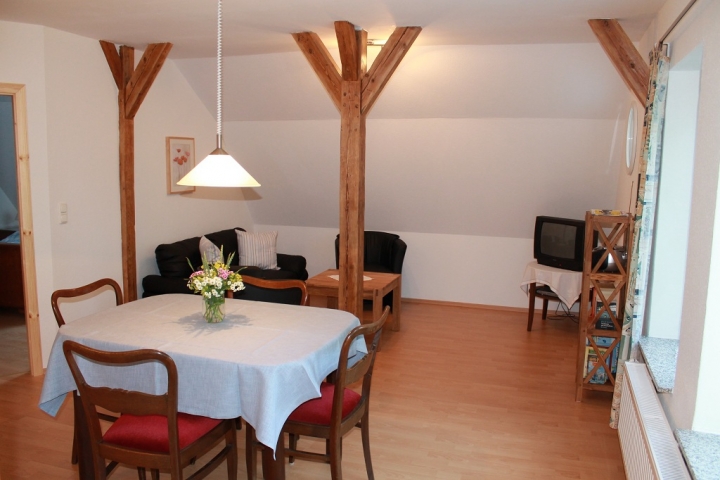 Wohnzimmer mit Essbereich