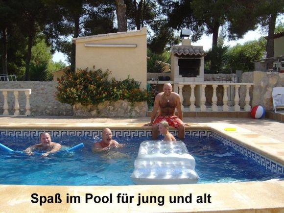 Im Pool haben jung und alt viel Spaß.