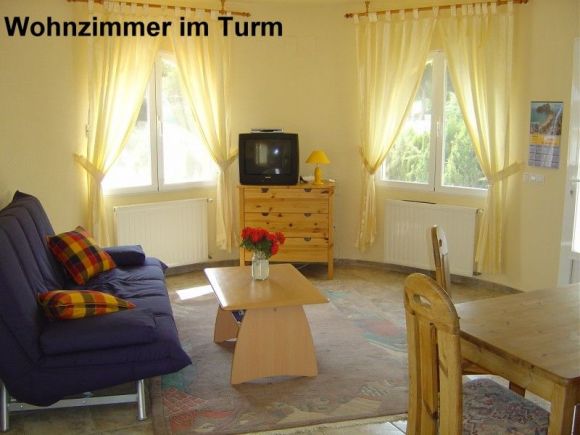 Appartements Heermann | Das gemütliche Wohnzimmer mit SAT-TV und fantastischem Ausblick.