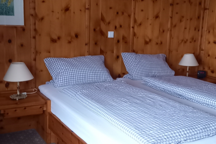 ALPSPITZ - Zirbelschlafzimmer mit großen Schrank