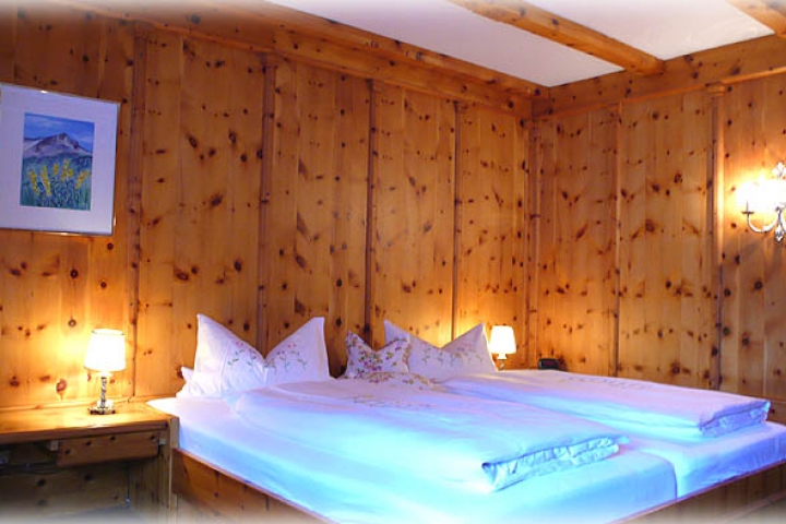 ALPSPITZ - Schlafzimmer mit Zirbelholz