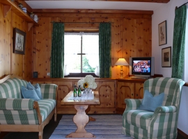 Wohnung Alpspitz - Gemütliches Wohnzimmer mit edler Holzverkleidung