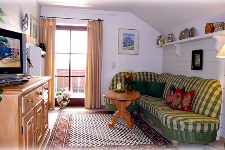 Wohnzimmer mit Zugang zum Südbalkon