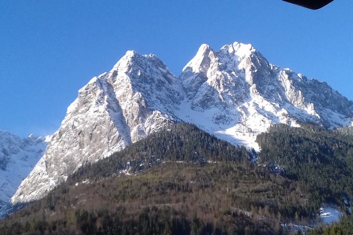 WAXENSTEIN - Blick vom Südbalkon zu den Waxensteinen
