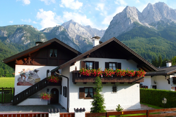 Ihr Ferienhaus mit herrlicher Aussicht über die Wiesen zu den Bergen