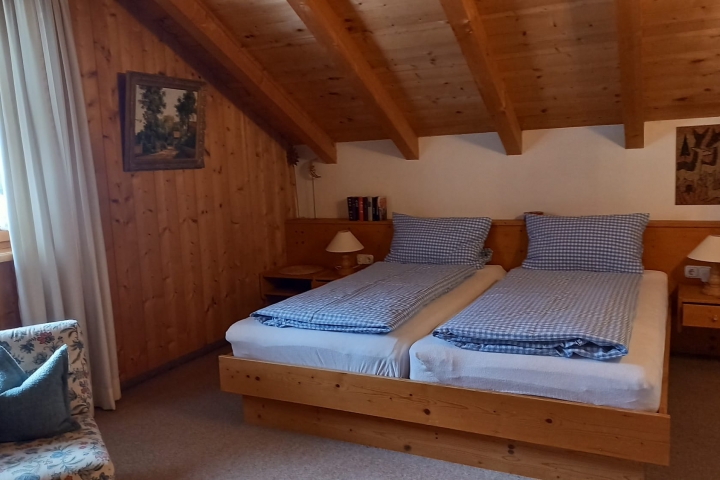 KREUZECK - 2. Schlafzimmer im DG.