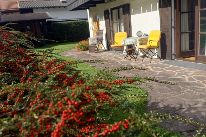 Terrasse und Weg zum Bach