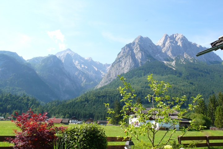 Grandioser Blick über freie Wiesen zur Alpspitze und den Waxensteinen