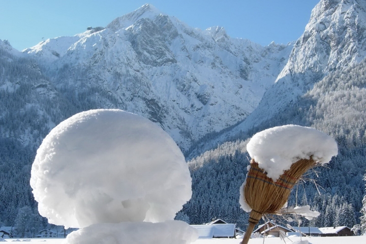 Blick auf die schneebedeckten Berge