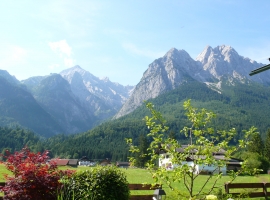 Grandioser Blick über freie Wiesen zur Alpspitze und den Waxensteinen