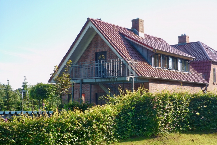  Terrasse Wohnung im EG geschützt hinter der Buchenhecke, Balkon Obergeschoss: vorne vor der Haustür und auf der anderen Seite 
geschützt zur a