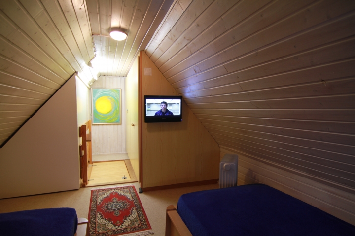 2. Schlafraum mit Fernseher und sep. Schrank