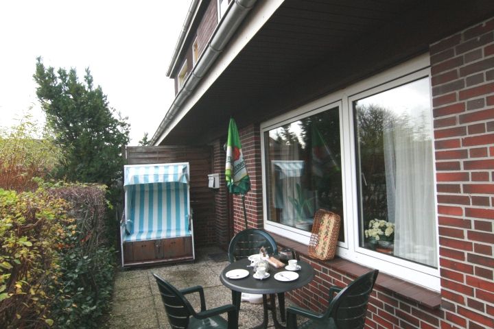 4 Fewos in ruhigem Haus | Terrasse Whg. 2 EG mit Strandkorb & Gartenmöbel