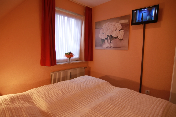 1. Schlafraum Whg. 3 mit Doppelbett & Einzelmatratzen
