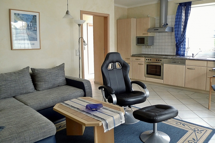 Wohnzimmer mit offener Küche