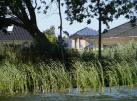 Ansicht Ferienhaus vom Woblitzsee aus