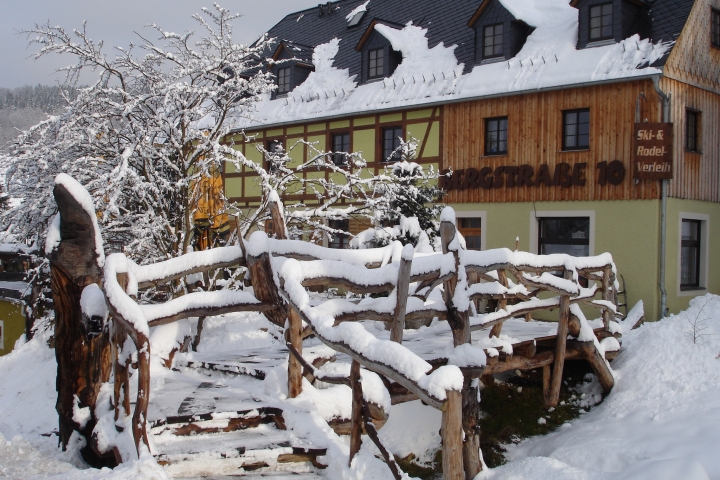 Das mit Naturbaustoffen restaurierte Fachwerkhaus von 1759 liegt am Bach mitten zwischen Wäldern und Wiesen.