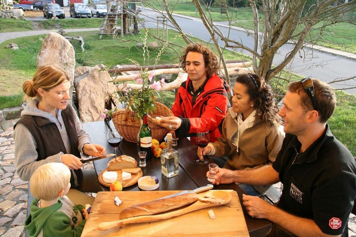 Ein paar Tage mit Freunden,Relaxen,Wein,
Lagerfeuer, die Natur genießen. Es sich einfach mal gut gehen lassen..
