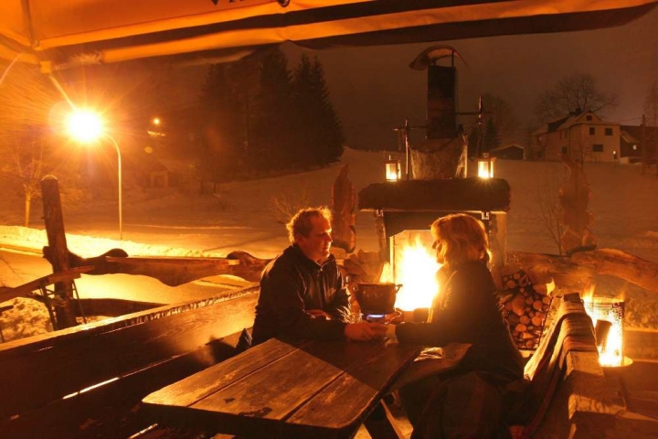 Außenkamin auf der Terrasse vor dem Haus Richtung Süden