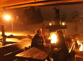 Außenkamin auf der Terrasse vor dem Haus Richtung Süden