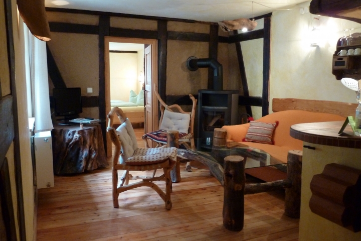 Wohnung mit Kamin und Küchenzeile, Blick Richtung Schlafzimmer
