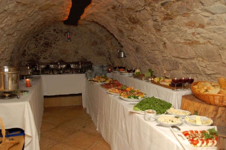 der alte Kartoffelkeller lädt ein zum Weintrinken, Schlemmem oder zu besonderen Einblicken