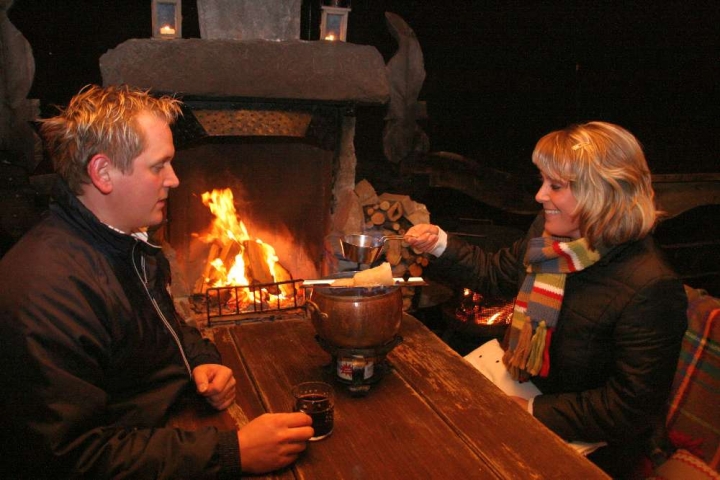 Feuerzangenbowle auf der Terrasse vor dem Haus