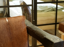 Massivholzmöbel und die Glasabtrennung vor den Schlafzimmern(es gibt auch Vorhänge)