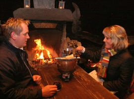 Feuerzangenbowle auf der Terrasse vor dem Haus