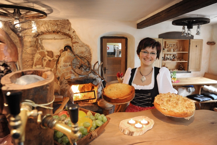 Die kleine Gaststube im Erdgeschoss mit offenem Kamin lädt immer zum Verweilen ein.