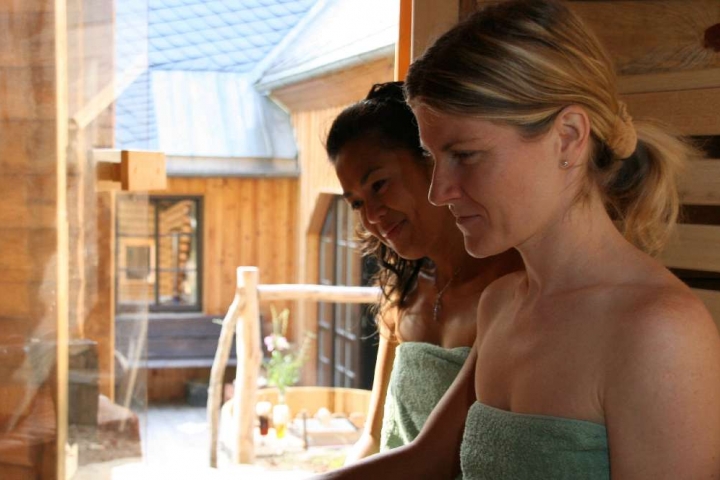 Blick von der Sauna zum Badebottisch